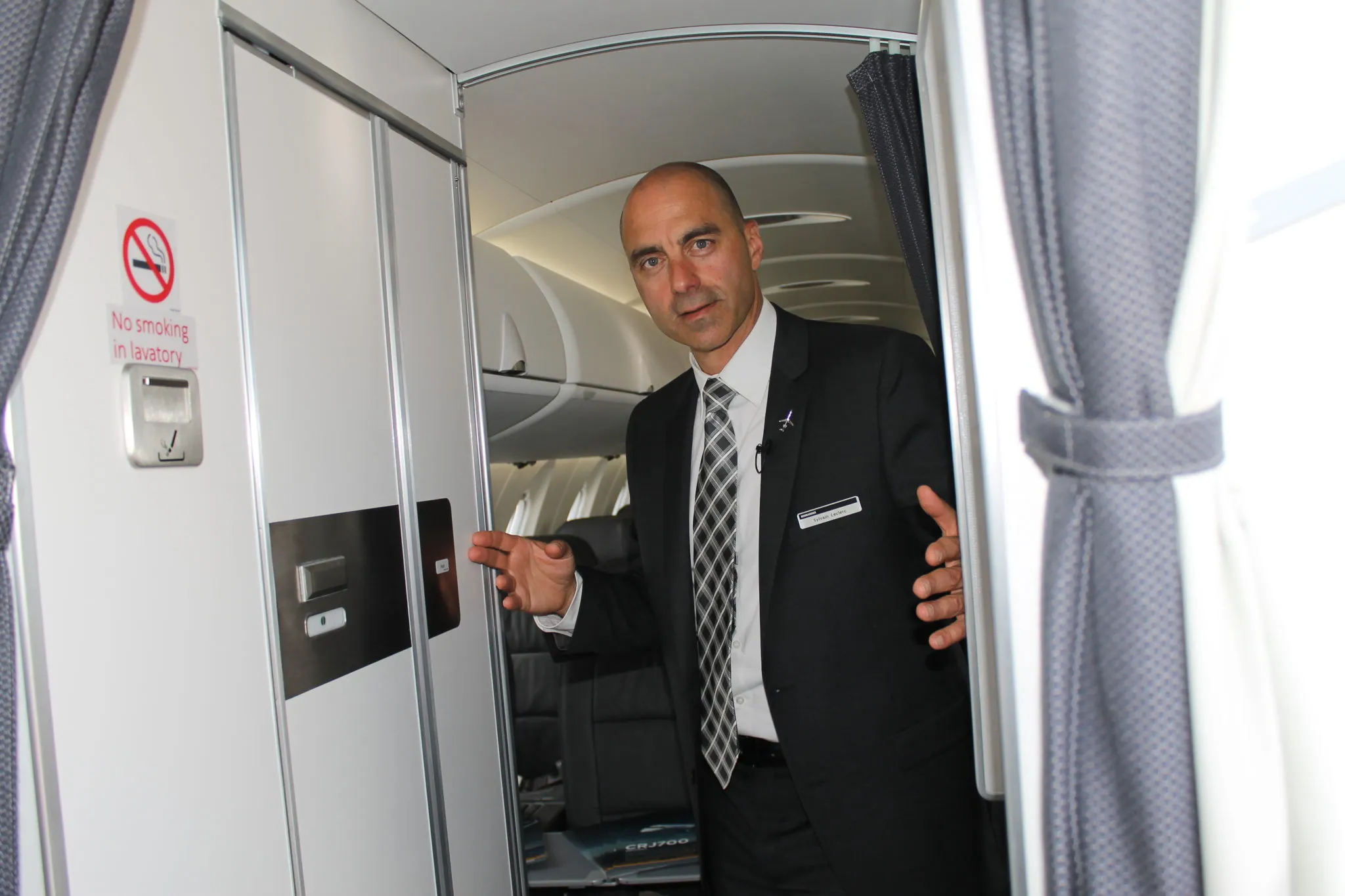 Bombardier eyes new entryway for CRJ; offers Gogo WiFi linefit