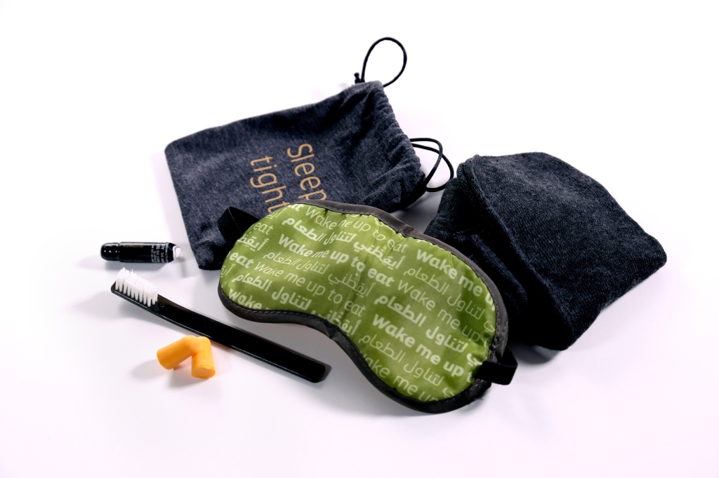 Etihad 6._Long-haul_Economy_Class_drawstring_amenity_kit