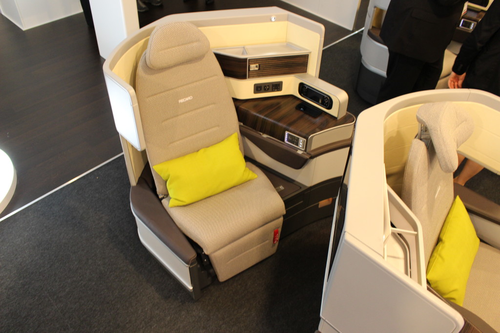 CL6710 business class seat - Recaro at AIX 2015 - IMG_6916