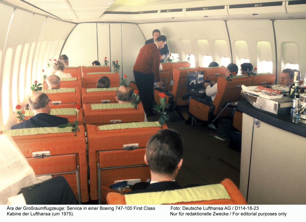 Aera der Großraumflugzeuge: Service in einer Boeing 747-100 First Class Kabine der Lufthansa (um 1975). Foto: Deutsche Lufthansa AG / 1975 D114-18-23