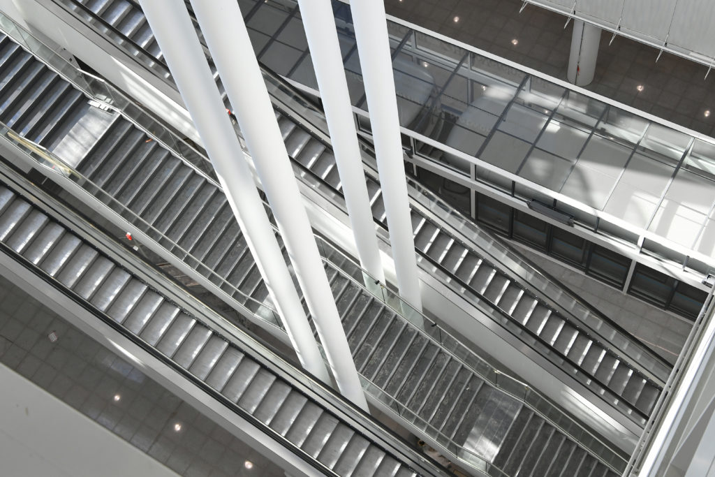 Escalators are an efficient way for passengers to move from floor to floor during the airport process. Image: Munich Airport