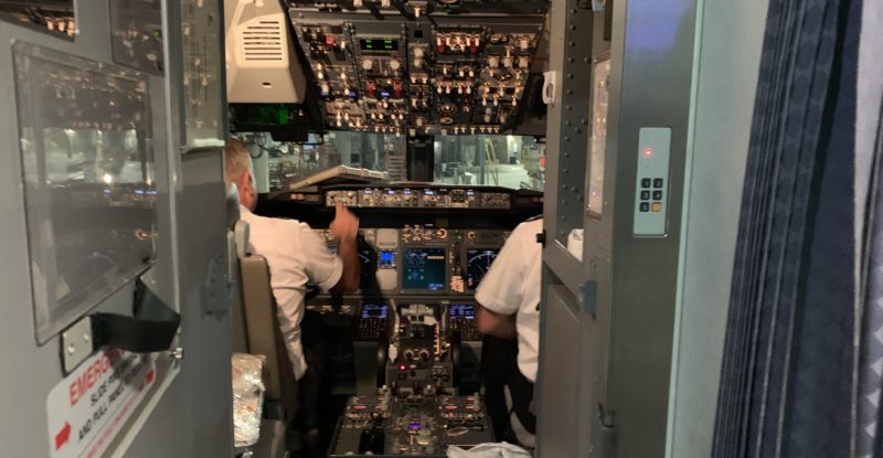 Alaska Airlines 737 cockpit