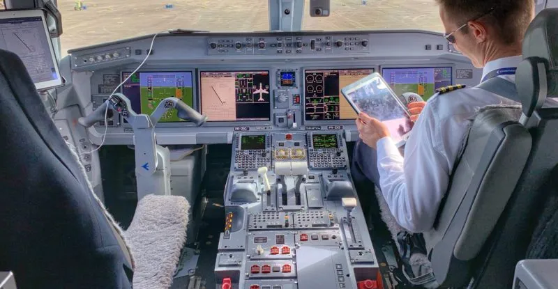 Cockpit of the E195-E2.