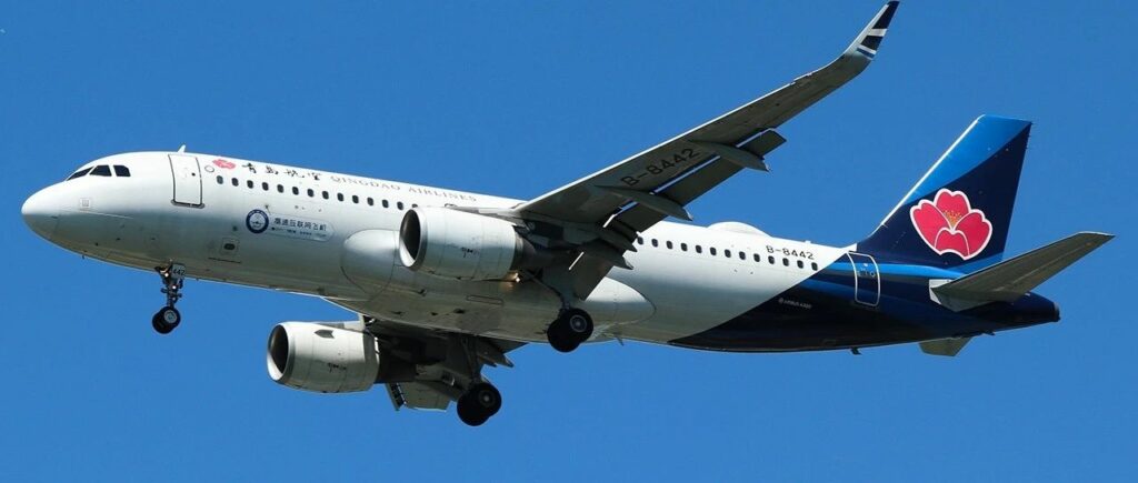 Qingdao aircraft equipped with China's first high-speed satellite internet system, inflight with a clear blue sky.