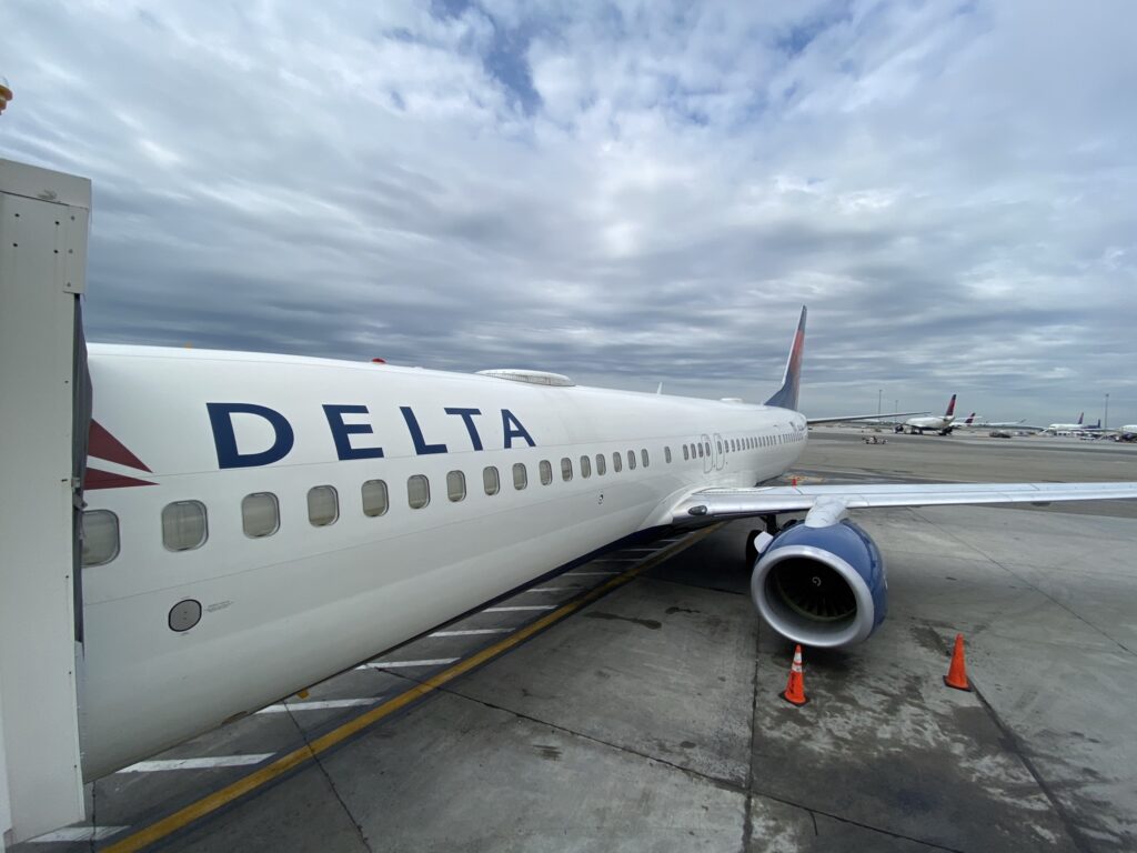 A Delta 737-900ER, with Gogo 2Ku hump, parked at the gate at JFK