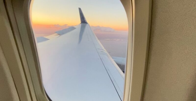 Image of 757 wing out the window of the aircraft