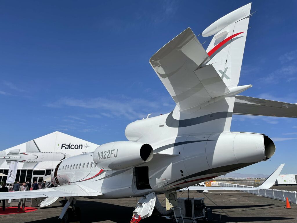 Falcon 900LX at NBAA, Private