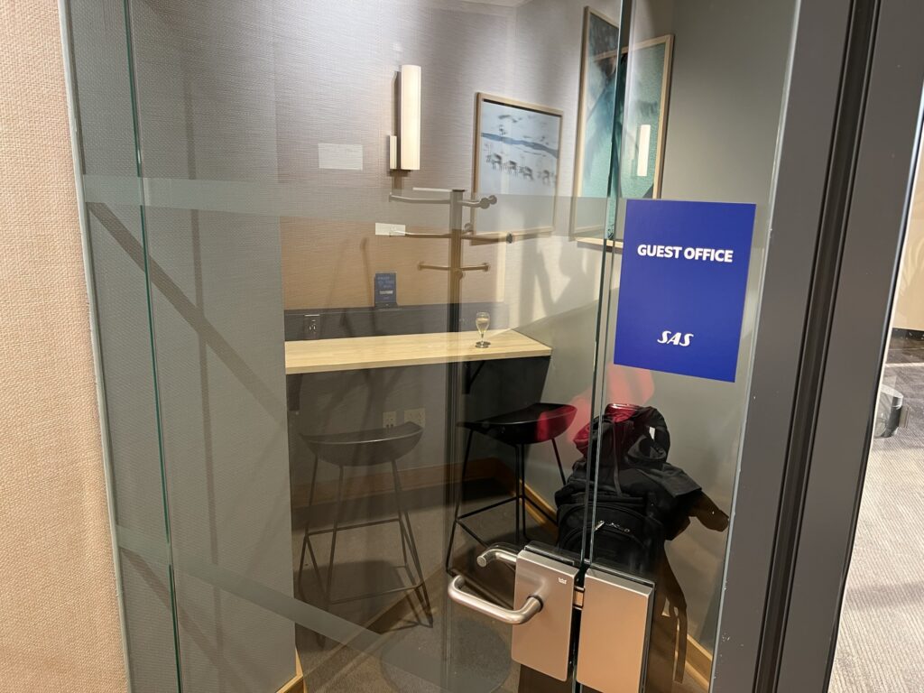 Guest office at the SAS lounge at Newark International Airport