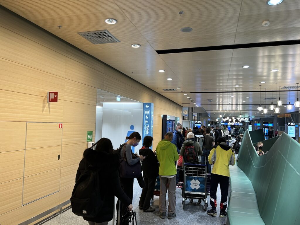 Busy lines at Helsinki Airport for COVID screening