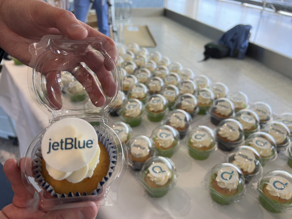 Cupcakes with the JetBlue logo on them