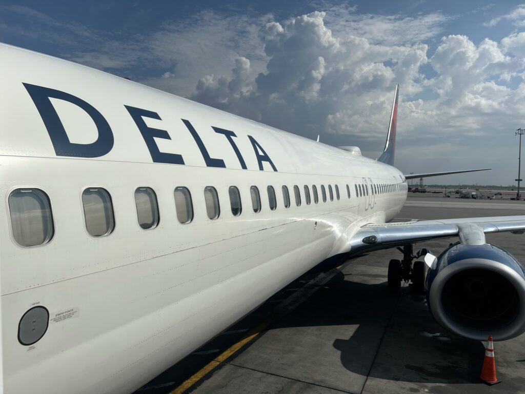 Looking down the side of the Delta 737-900ER