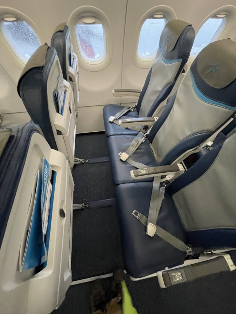 A seat triple on the Air Transat A321ceo. The seats are slimline in nature with literature pockets on top.