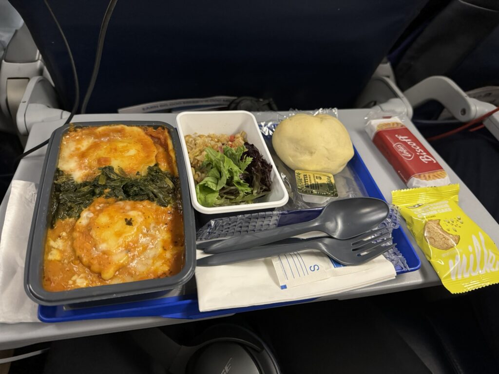 A ravioli meal is served in economy class on a United flight. 