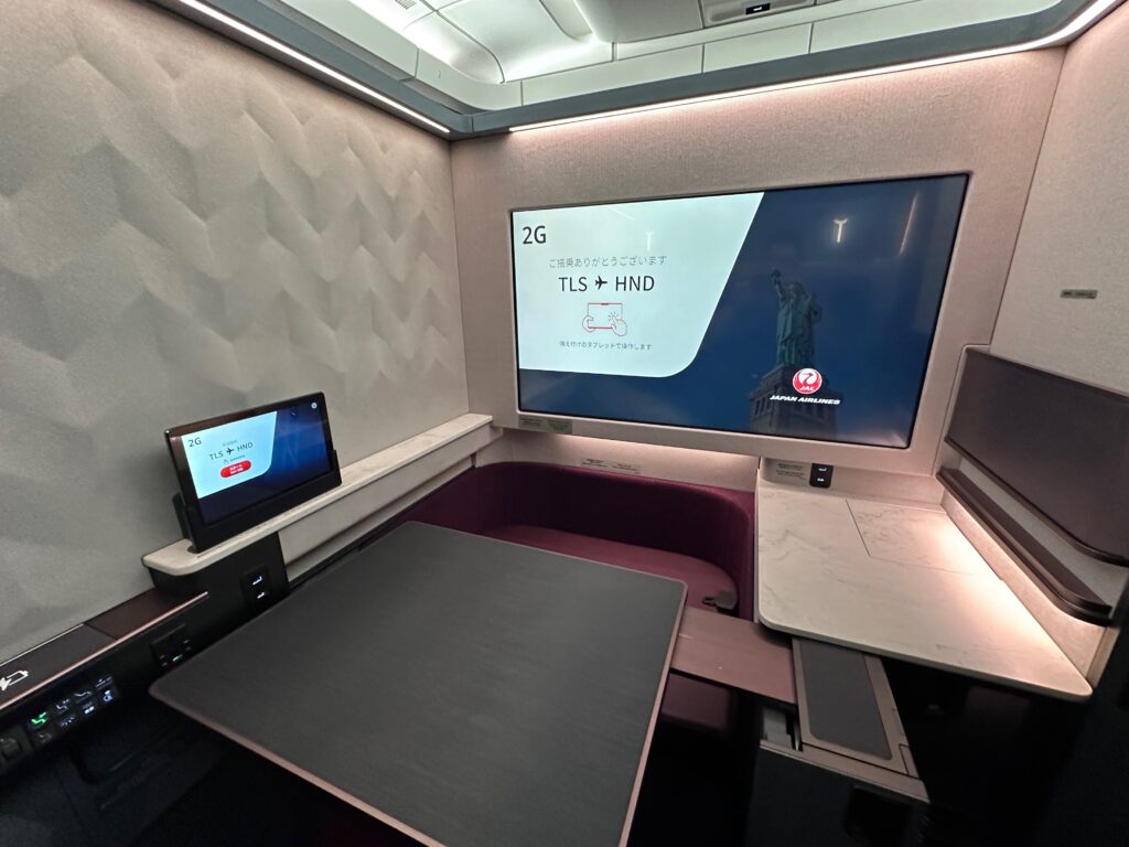 Middle suite in first class on JAL A350-1000