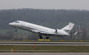 Dassault Falcon 6X taking off equipped with SD nose-to-tail connectivity