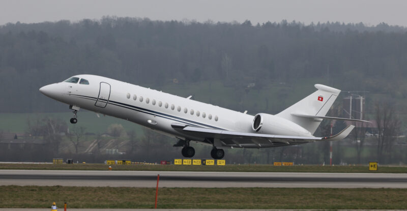 Dassault Falcon 6X taking off equipped with SD nose-to-tail connectivity