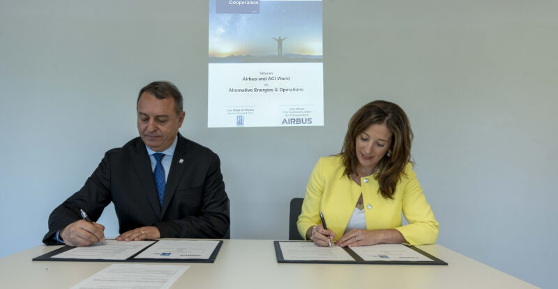 Luis Felipe de Oliveira, ACI World Director General and CEO, and Julie Kitcher, Airbus Chief Sustainability Officer, signing the cooperation agreement