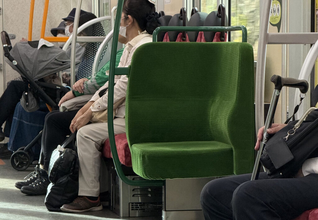 Yasashiba Space aboard the Kintetsu Railway 8A series commuter train. The multi-purpose seat is large and green.