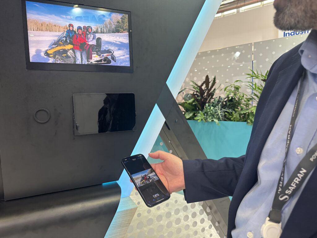 Mirroring family photos on the IFE display at Safran Passenger Innovations' stand at AIX 2025.