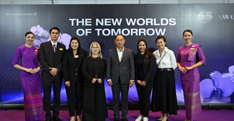 RECARO and Thai executives stand for a photo