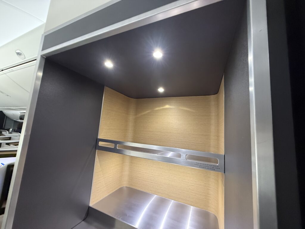 Vertical snack station monument on the 787-9P