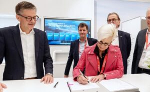 Diehl Aviation and DLR sign partnership agreement.