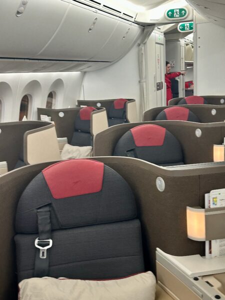 Window seats point at the window, center pairs point towards each other