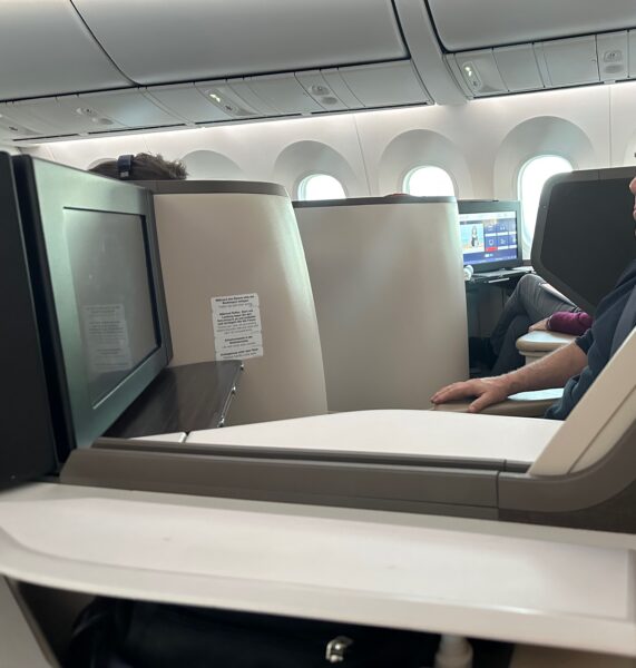 Divider is down between the center pair on this Austrian 787.