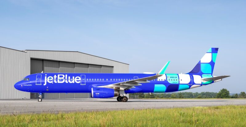 JetBlue A320 in multi-blue livery