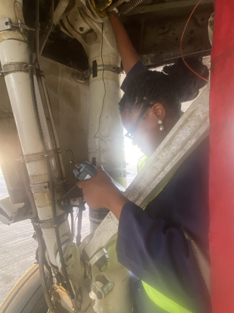Ultrasonic Inspection on the Right Landing Gear of a Boeing 737-300 Aircraft