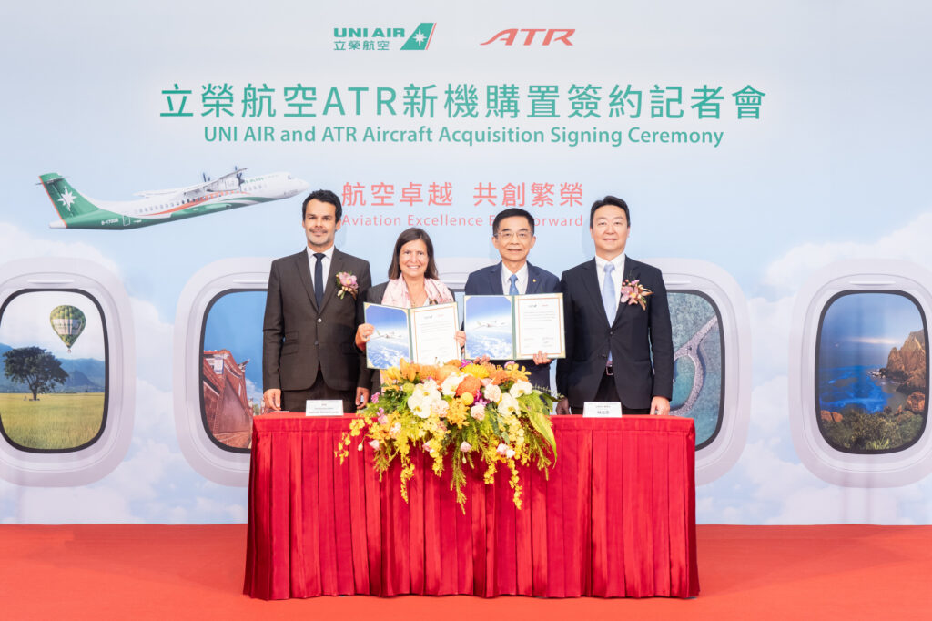 UNI air executives signing the order for ATR turboprops