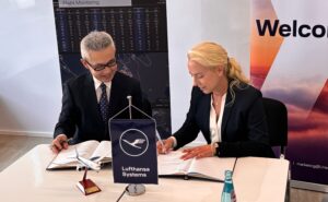 Mr. Kazuto Shiba, Vice President of Operation Management Center at ANA Stefanie Neumann, CEO of Lufthansa Systems, Copyright: Lufthansa Systems