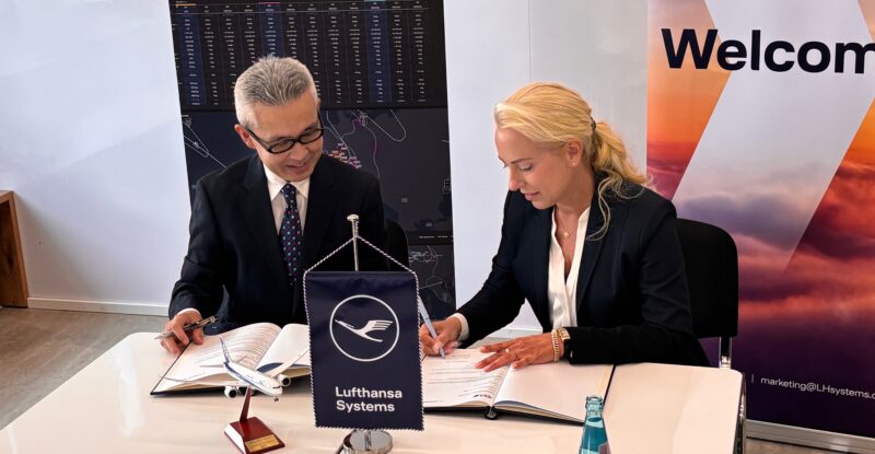 Mr. Kazuto Shiba, Vice President of Operation Management Center at ANA Stefanie Neumann, CEO of Lufthansa Systems, Copyright: Lufthansa Systems