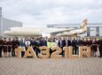Etihad Airways' first A321LR in Hamburg. Etihad, Airbus and AerCap employees stand in front of the aircraft for a photo.