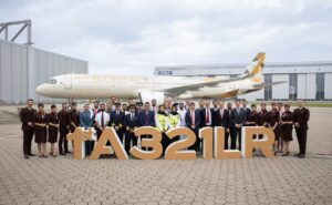 Etihad Airways' first A321LR in Hamburg. Etihad, Airbus and AerCap employees stand in front of the aircraft for a photo.
