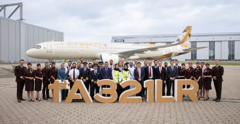 Etihad Airways' first A321LR in Hamburg. Etihad, Airbus and AerCap employees stand in front of the aircraft for a photo.
