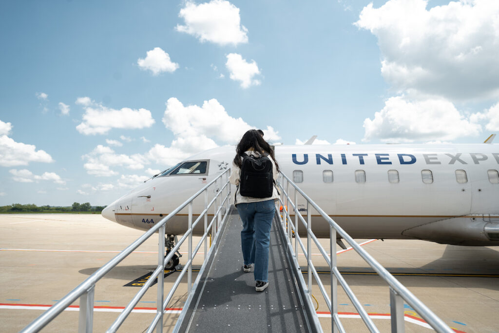 Passengers boarding an United Express Aircraft