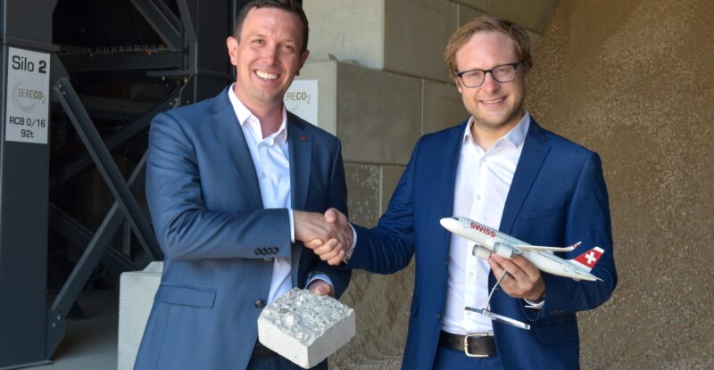 SWISS and neustark executives shake hands
