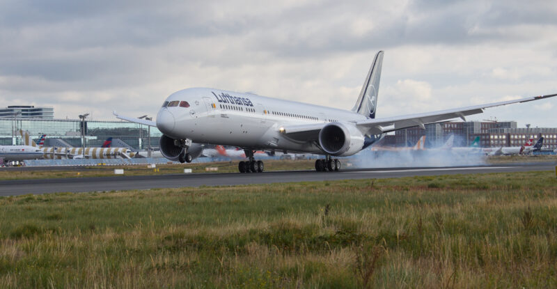 Lufthansa 787-9 fitted with Allegris on landing