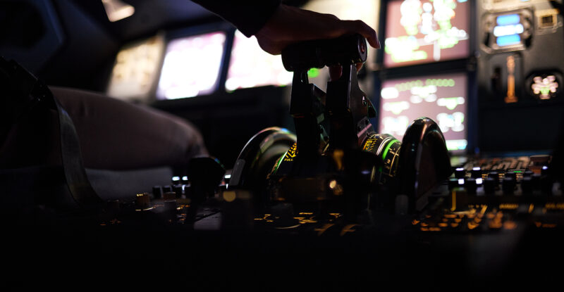 Aircraft controls in CAE simulator