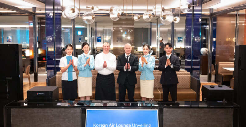David Pacey, Executive Vice President & Chief of In-flight Service and Lounges at Korean Air (fourth from left), and staff taking a commemorative photo at the event
