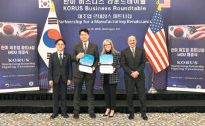 (From left) Jungkwan Kim, Minister of Trade, Industry and Energy, Republic of Korea; Walter Cho, Chairman and CEO of Korean Air and Hanjin Group; Stephanie Pope, President and CEO of Boeing Commercial Airplanes; and Howard Lutnick, United States Secretary of Commerce at the signing ceremony on August 25
