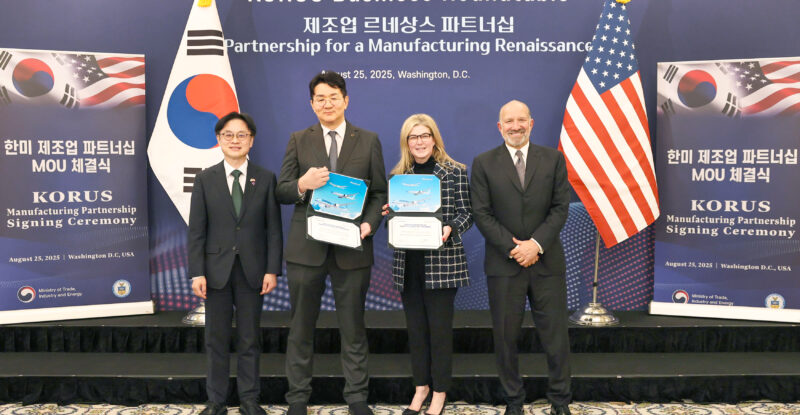 (From left) Jungkwan Kim, Minister of Trade, Industry and Energy, Republic of Korea; Walter Cho, Chairman and CEO of Korean Air and Hanjin Group; Stephanie Pope, President and CEO of Boeing Commercial Airplanes; and Howard Lutnick, United States Secretary of Commerce at the signing ceremony on August 25