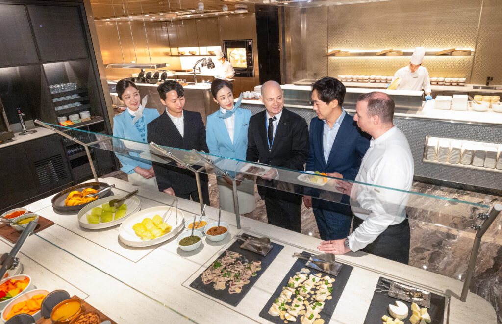  David Pacey, Executive Vice President & Chief of In-flight Service and Lounges at Korean Air (fourth from left), and staff taking a commemorative photo at the event 
