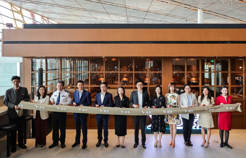 Members of the Cathay Group's executive leadership, together with guests from Beijing Capital International Airport and other relevant authorities, attended the opening ceremony of the newly redesigned Cathay Pacific Lounge in Beijing.