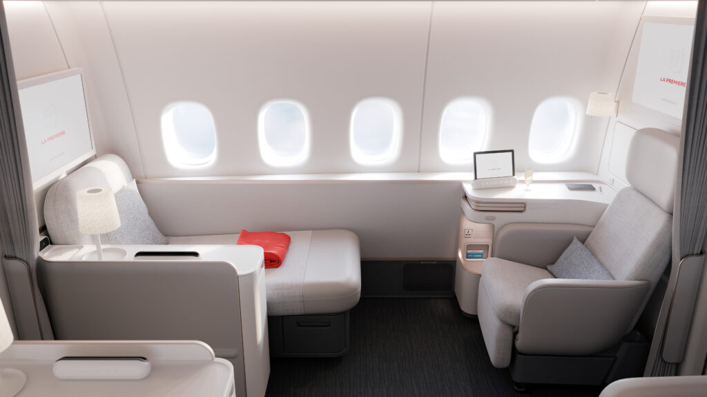 La Première spans across 5 aircraft windows. 
