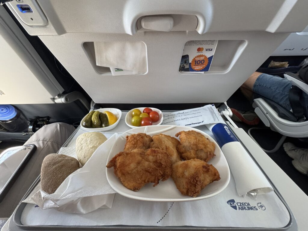 The Smartwings inflight meal is served on the aircraft tray table. It consists of veggies, fried chicken and rolls. And it looks delicious. 
