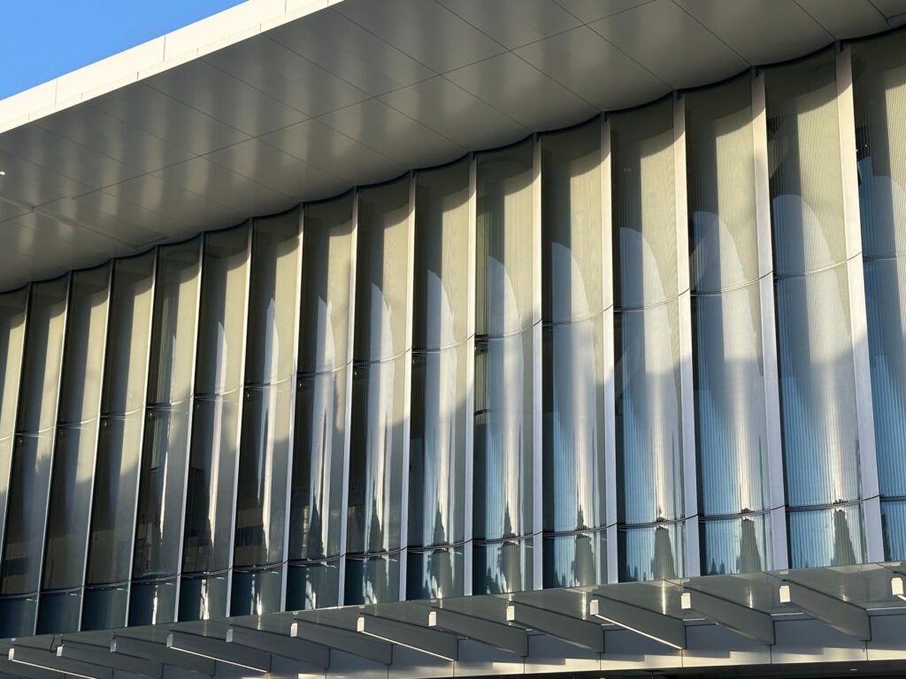 Studio James Carpenter / JCDA, “Luminous Wave Façade”, San Diego International Airport