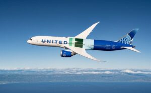 United Airlines aircraft in flight fueled in part by Neste SAF