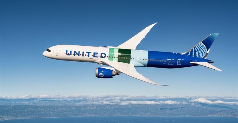 United Airlines aircraft in flight fueled in part by Neste SAF